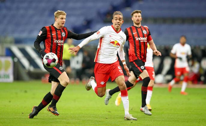 Bilder des Jahres 2020, Sport 11 November Sport Themen der Woche KW47 Sport Bilder des Tages Frankfurt - RB Leipzig 21.11.2020 Frankfurt M., 21.11.2020, Deutsche Bank Park, Fussball Bundesliga , SG Eintracht Frankfurt vs. RB Leipzig , Im Bild v.l.: Martin Hinteregger (13, Frankfurt) und Yussuf Poulsen (9, RB Leipzig). , DFL Êregulations prohibit any use of photographs as image sequences and or quasi-video. , *** Frankfurt RB Leipzig 21 11 2020 Frankfurt M , 21 11 2020, Deutsche Bank Park, Fussball Bundesliga , SG Eintracht Frankfurt vs RB Leipzig , In the picture from Martin Hinteregger 13, Frankfurt and Yussuf Poulsen 9, RB Leipzig , DFL Êregulations prohibit any use of photographs as image sequences and or quasi video ,