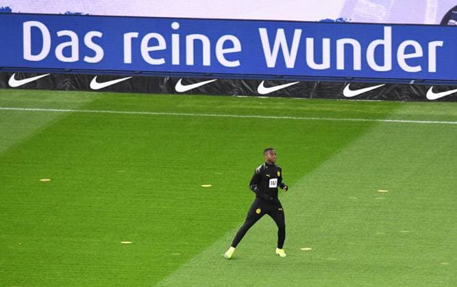 Sport Bilder des Tages Fussball, Herren, 1. Bundesliga, Saison 2020 21, (8. Spieltag), Hertha BSC - Borussia Dortmund, Youssoufa Moukoko (Borussia Dortmund) bei der Erwärmung, 21.11. 2020, *** Soccer, men, 1 Bundesliga, season 2020 21, 8 matchday , Hertha BSC Borussia Dortmund, Youssoufa Moukoko Borussia Dortmund at the warm up, 21 11 2020, Copyright: xMatthiasxKochx