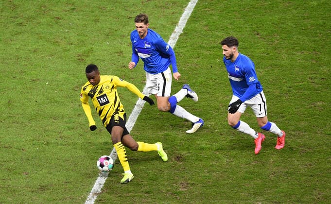 Fussball, Herren, 1. Bundesliga, Saison 2020 21, (8. Spieltag), Hertha BSC - Borussia Dortmund, v. l. Youssoufa Moukoko (Borussia Dortmund), Niklas Stark (Hertha BSC), Mathew Leckie (Hertha BSC), 21.11. 2020, *** Football, men, 1 Bundesliga, season 2020 21, 8 matchday , Hertha BSC Borussia Dortmund, from l Youssoufa Moukoko Borussia Dortmund , Niklas Stark Hertha BSC , Mathew Leckie Hertha BSC , 21 11 2020, Copyright: xMatthiasxKochx