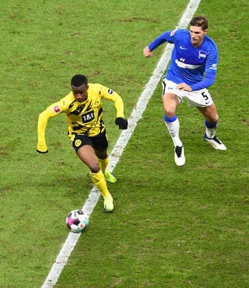 Fussball, Herren, 1. Bundesliga, Saison 2020 21, (8. Spieltag), Hertha BSC - Borussia Dortmund, v. l. Youssoufa Moukoko (Borussia Dortmund), Niklas Stark (Hertha BSC), 21.11. 2020, *** Soccer, men, 1 Bundesliga, season 2020 21, 8 matchday , Hertha BSC Borussia Dortmund, from l Youssoufa Moukoko Borussia Dortmund , Niklas Stark Hertha BSC , 21 11 2020, Copyright: xMatthiasxKochx