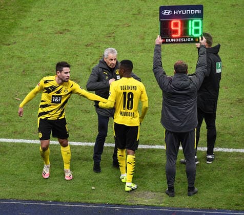 Fussball, Herren, 1. Bundesliga, Saison 2020 21, (8. Spieltag), Hertha BSC - Borussia Dortmund, v. l. Raphael Guerreiro (Borussia Dortmund), Trainer Lucien Favre (Borussia Dortmund), Youssoufa Moukoko (Borussia Dortmund), 21.11. 2020, *** Football, men, 1 Bundesliga, season 2020 21, 8 matchday , Hertha BSC Borussia Dortmund, from l Raphael Guerreiro Borussia Dortmund , Coach Lucien Favre Borussia Dortmund , Youssoufa Moukoko Borussia Dortmund , 21 11 2020, Copyright: xMatthiasxKochx