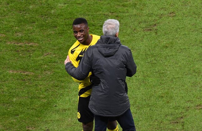 Fussball, Herren, 1. Bundesliga, Saison 2020 21, (8. Spieltag), Hertha BSC - Borussia Dortmund (2:5), v. l. Youssoufa Moukoko (Borussia Dortmund), Trainer Lucien Favre (Borussia Dortmund), Freude nach Abpfiff, 21.11. 2020, *** Football, men, 1 Bundesliga, season 2020 21, 8 matchday, Hertha BSC Borussia Dortmund 2 5 , from left to right Youssoufa Moukoko Borussia Dortmund , coach Lucien Favre Borussia Dortmund , joy after final whistle, 21 11 2020, Copyright: xMatthiasxKochx