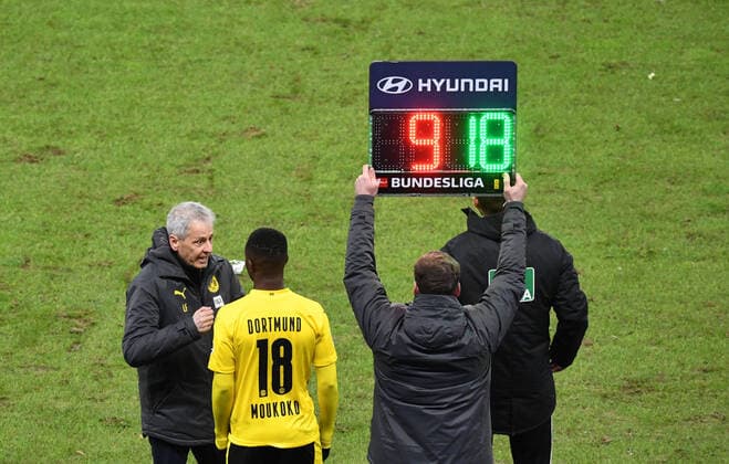 Sport Bilder des Tages Sport Bilder des Tages Fussball, Herren, 1. Bundesliga, Saison 2020 21, (8. Spieltag), Hertha BSC - Borussia Dortmund, v. l. Trainer Lucien Favre (Borussia Dortmund), Youssoufa Moukoko (Borussia Dortmund), 21.11. 2020, *** Football, men, 1 Bundesliga, season 2020 21, 8 matchday, Hertha BSC Borussia Dortmund, from l coach Lucien Favre Borussia Dortmund, Youssoufa Moukoko Borussia Dortmund, 21 11 2020, Copyright: xMatthiasxKochx