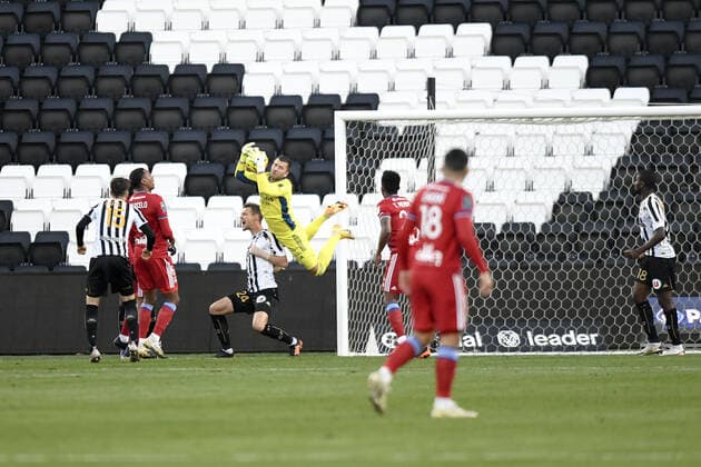 01 ANTHONY LOPES (OL) - 24 ROMAIN THOMAS (SCO) - FAUTE FOOTBALL : Angers vs Lyon - Ligue 1 Uber Eats - 22 11 2020 FEP Panoramic 