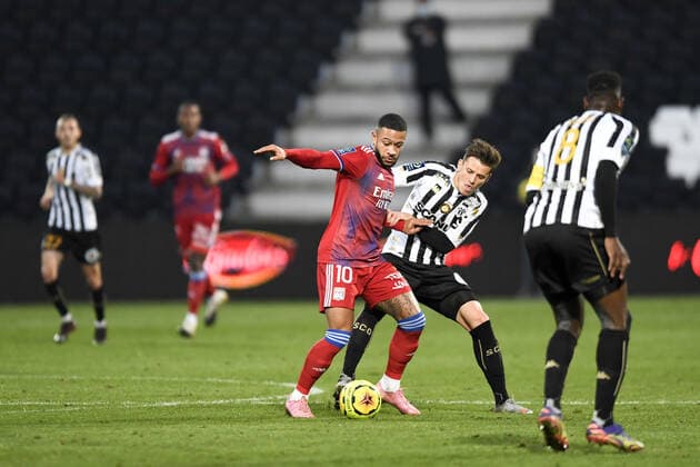 10 MEMPHIS DEPAY (OL) - 15 PIERRICK CAPELLE (SCO) FOOTBALL : Angers vs Lyon - Ligue 1 Uber Eats - 22 11 2020 FEP Panoramic 