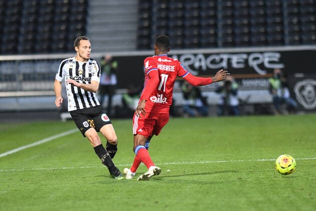 29 - Vincent MANCEAU (Angers SCO), 11 - Tino KADEWERE (Olympique Lyonnais) FOOTBALL : Angers SCO vs Olympique Lyonnais - Ligue 1 Uber Eats - 22 11 2020 RonanHoussin Panoramic 