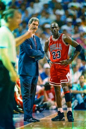 Michael Jordan 1993 NBA, Basketball Herren, USA Finals Michael Jordan with coach Phil Jackson during game 2 of the 1993 NBA Finals. Phoenix America West Arena Arizona United States Copyright: xDUOMO PCNx BK0803_082725
