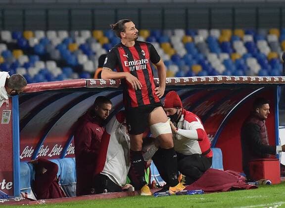 Bilder des Jahres 2020, Sport 11 November Sport Themen der Woche KW47 Sport Bilder des Tages IPP20201122 Football - soccer: Serie A, SSC Neapel - AC Mailand, l infortunio muscolare a Zlatan Ibrahimovic che dopo essere uscito viene medicato con una fasciatura (Verwendung nur in Deutschland - GERMANY ONLY) *** IPP20201122 Football soccer Serie A, SSC Naples AC Milan, l infortunio muscolare a Zlatan Ibrahimovic che dopo essere uscito viene medicato con una fasciatura Use only in Germany GERMANY ONLY 