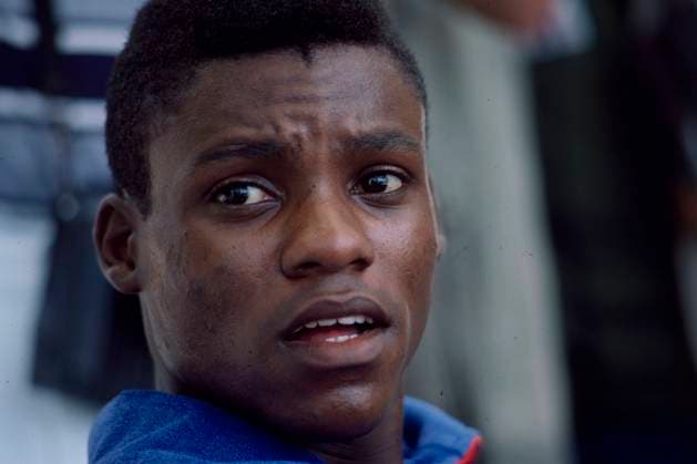 Carl Lewis geb. 01.07.1961 als Frederick Carlton Lewis erfolgreichster Leichtathlet der Olympiade von Los Angeles 1984 wo er mit dem Ziel angetreten war den legendären Jesse Owens und dessen Siege von 1936 zu überteffen tatsächlich wurde das kaum Vorstellbare Realität den Carl Lewis gewann in L.A. Gold über 100m + 200m +4x100m + Weitsprung Lewis war aktiver Sportler von 1983 bis 1996 und erreichte 9 Olympiasiege + 1 Olympiasilber + 8 WM-Titel der internationale Verband IAAF erklärte ihn 1996 zum Leichtathleten des Jahrhunderts er hätte womöglich noch mehr Edelmetall gewonnen denn er war bereits für die Olympiade Moskau 1980 nominiert konnte dort aber Wegen dem Afghanistan-Boykott nicht starten in Atlanta 96 siegte Lewis zum viertenmal in Folge im Weitsprung und wiederholte das Konststück von Diskuswerfer Al Oerter mit 4 aufeinanderfolgenden Goldmedaillen in gleicher Diszuplin *** Carl Lewis born 01 07 1961 as Frederick Carlton Lewis most successful athlete of the 1984 Los Angeles Olympics where he competed with the goal of surpassing the legendary Jesse Owens and his victories of 1936. In fact, the almost unimaginable reality that Carl Lewis won gold in the L A 100m 200m 4x100m long jump Lewis was an active athlete from 1983 to 1996 and achieved 9 Olympic victories 1 Olympic silver 8 World Championship titles in 1996 the international association IAAF declared him the athlete of the century he might have won even more precious metal as he was already nominated for the Moscow Olympics in 1980 but due to the Afghanistan boycott Lewis could not start in Atlanta 96 Lewis won the long jump for the fourth time in a row and repeated the feat of discus thrower Al Oerter with 4 consecutive gold medals in the same discipline