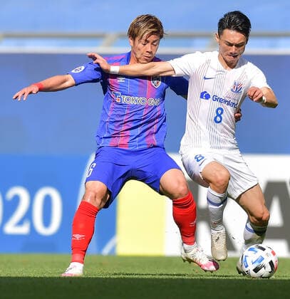 (201124) -- DOHA, Nov. 24, 2020 -- Zhang Lu (R) of Shanghai Shenhua FC vies with Ryoya Ogawa of FC Tokyo during the group F match between Shanghai Shenhua FC of China and FC Tokyo of Japan at the AFC Champions League 2020 in Doha, capital of Qatar, Nov. 24, 2020. (Photo by Xinhua) (SP)QATAR-DOHA-AFC CHAMPIONS LEAGUE-SHANGHAI SHENHUA VS FC TOKYO Nikku 