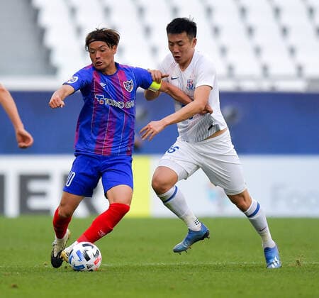 (201124) -- DOHA, Nov. 24, 2020 -- Qin Sheng (R) of Shanghai Shenhua FC vies with Keigo Higashi of FC Tokyo during the group F match between Shanghai Shenhua FC of China and FC Tokyo of Japan at the AFC Champions League 2020 in Doha, capital of Qatar, Nov. 24, 2020. (Photo by Xinhua) (SP)QATAR-DOHA-AFC CHAMPIONS LEAGUE-SHANGHAI SHENHUA VS FC TOKYO Nikku 