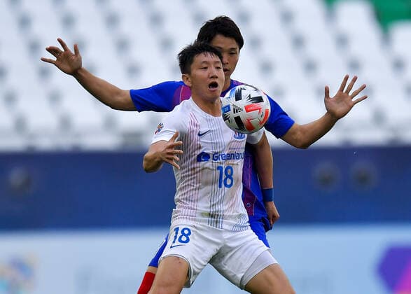 (201124) -- DOHA, Nov. 24, 2020 -- Gao Di (Front) of Shanghai Shenhua FC competes during the group F match between Shanghai Shenhua FC of China and FC Tokyo of Japan at the AFC Champions League 2020 in Doha, capital of Qatar, Nov. 24, 2020. (Photo by Xinhua) (SP)QATAR-DOHA-AFC CHAMPIONS LEAGUE-SHANGHAI SHENHUA VS FC TOKYO Nikku 