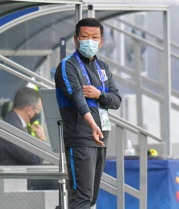(201124) -- DOHA, Nov. 24, 2020 -- Choi Kang-Hee, head coach of Shanghai Shenhua FC, reacts during the group F match between Shanghai Shenhua FC of China and FC Tokyo of Japan at the AFC Champions League 2020 in Doha, capital of Qatar, Nov. 24, 2020. (Photo by Xinhua) (SP)QATAR-DOHA-AFC CHAMPIONS LEAGUE-SHANGHAI SHENHUA VS FC TOKYO Nikku 