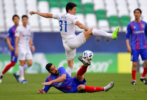 (201124) -- DOHA, Nov. 24, 2020 -- Wang Wei (Top) of Shanghai Shenhua FC vies with Diego Queiroz de Oliveira of FC Tokyo during the group F match between Shanghai Shenhua FC of China and FC Tokyo of Japan at the AFC Champions League 2020 in Doha, capital of Qatar, Nov. 24, 2020. (Photo by Xinhua) (SP)QATAR-DOHA-AFC CHAMPIONS LEAGUE-SHANGHAI SHENHUA VS FC TOKYO Nikku 