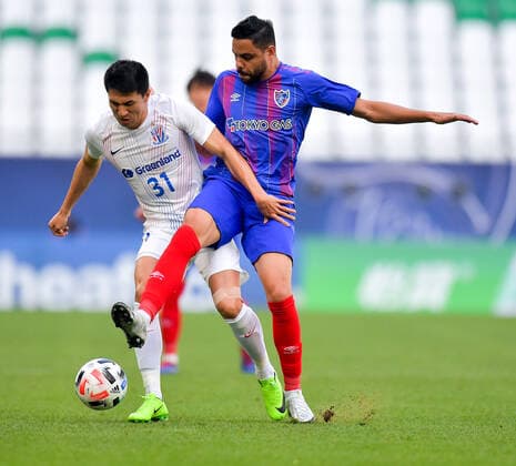 (201124) -- DOHA, Nov. 24, 2020 -- Wang Wei (L) of Shanghai Shenhua FC vies with Diego Queiroz de Oliveira of FC Tokyo during the group F match between Shanghai Shenhua FC of China and FC Tokyo of Japan at the AFC Champions League 2020 in Doha, capital of Qatar, Nov. 24, 2020. (Photo by Xinhua) (SP)QATAR-DOHA-AFC CHAMPIONS LEAGUE-SHANGHAI SHENHUA VS FC TOKYO Nikku 