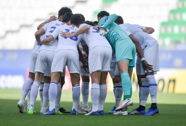 (201124) -- DOHA, Nov. 24, 2020 -- Players of Shanghai Shenhua FC cheer up ahead of the group F match between Shanghai Shenhua FC of China and FC Tokyo of Japan at the AFC Champions League 2020 in Doha, capital of Qatar, Nov. 24, 2020. (Photo by Xinhua) (SP)QATAR-DOHA-AFC CHAMPIONS LEAGUE-SHANGHAI SHENHUA VS FC TOKYO Nikku 