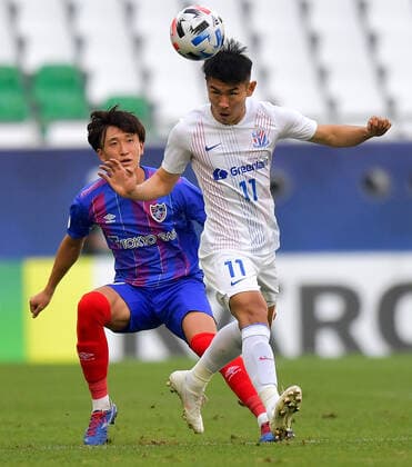 (201124) -- DOHA, Nov. 24, 2020 -- Yu Hanchao (R) of Shanghai Shenhua FC competes during the group F match between Shanghai Shenhua FC of China and FC Tokyo of Japan at the AFC Champions League 2020 in Doha, capital of Qatar, Nov. 24, 2020. (Photo by Xinhua) (SP)QATAR-DOHA-AFC CHAMPIONS LEAGUE-SHANGHAI SHENHUA VS FC TOKYO Nikku 