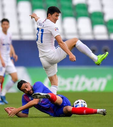 (201124) -- DOHA, Nov. 24, 2020 -- Wang Wei (Top) of Shanghai Shenhua FC vies with Diego Queiroz de Oliveira of FC Tokyo during the group F match between Shanghai Shenhua FC of China and FC Tokyo of Japan at the AFC Champions League 2020 in Doha, capital of Qatar, Nov. 24, 2020. (Photo by Xinhua) (SP)QATAR-DOHA-AFC CHAMPIONS LEAGUE-SHANGHAI SHENHUA VS FC TOKYO Nikku 