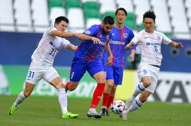 (201124) -- DOHA, Nov. 24, 2020 -- Wang Wei (1st L) and Zhang Lu (1st R) of Shanghai Shenhua FC vie with Diego Queiroz de Oliveira (2nd L) of FC Tokyo during the group F match between Shanghai Shenhua FC of China and FC Tokyo of Japan at the AFC Champions League 2020 in Doha, capital of Qatar, Nov. 24, 2020. (Photo by Xinhua) (SP)QATAR-DOHA-AFC CHAMPIONS LEAGUE-SHANGHAI SHENHUA VS FC TOKYO Nikku 