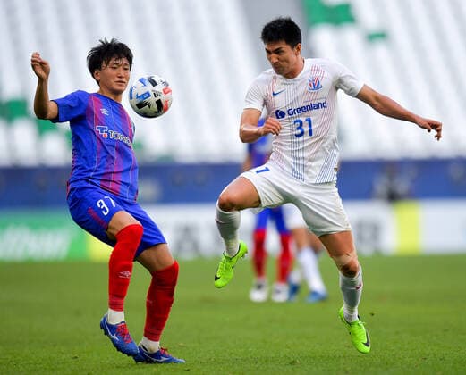 (201124) -- DOHA, Nov. 24, 2020 -- Wang Wei (R) of Shanghai Shenhua FC vies with Hotaka Nakamura of FC Tokyo during the group F match between Shanghai Shenhua FC of China and FC Tokyo of Japan at the AFC Champions League 2020 in Doha, capital of Qatar, Nov. 24, 2020. (Photo by Xinhua) (SP)QATAR-DOHA-AFC CHAMPIONS LEAGUE-SHANGHAI SHENHUA VS FC TOKYO Nikku 