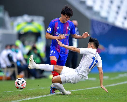 (201124) -- DOHA, Nov. 24, 2020 -- Yu Hanchao (R) of Shanghai Shenhua FC vies with Hotaka Nakamura of FC Tokyo during the group F match between Shanghai Shenhua FC of China and FC Tokyo of Japan at the AFC Champions League 2020 in Doha, capital of Qatar, Nov. 24, 2020. (Photo by Xinhua) (SP)QATAR-DOHA-AFC CHAMPIONS LEAGUE-SHANGHAI SHENHUA VS FC TOKYO Nikku 