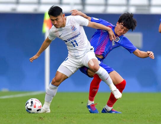 (201124) -- DOHA, Nov. 24, 2020 -- Yu Hanchao (L) of Shanghai Shenhua FC vies with Hotaka Nakamura of FC Tokyo during the group F match between Shanghai Shenhua FC of China and FC Tokyo of Japan at the AFC Champions League 2020 in Doha, capital of Qatar, Nov. 24, 2020. (Photo by Xinhua) (SP)QATAR-DOHA-AFC CHAMPIONS LEAGUE-SHANGHAI SHENHUA VS FC TOKYO Nikku 