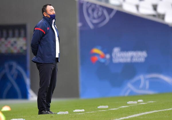 (201124) -- DOHA, Nov. 24, 2020 -- Kenta Hasegawa, head coach of FC Tokyo, reacts during the group F match between Shanghai Shenhua FC of China and FC Tokyo of Japan at the AFC Champions League 2020 in Doha, capital of Qatar, Nov. 24, 2020. (Photo by Xinhua) (SP)QATAR-DOHA-AFC CHAMPIONS LEAGUE-SHANGHAI SHENHUA VS FC TOKYO Nikku 