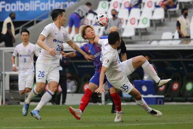 DOHA, QATAR - NOVEMBER 24: Sheng Qin left and Xiaoting Feng right of Shanghai Shenhua tussle with Kensuke Nagai centre of FC Tokyo during the AFC Champions League Group F match between FC Tokyo and Shanghai Shenhua at the Education City Stadium on November 24, 2020 in Doha, Qatar. (Photo by Colin McPhedran) SPO, SOC, FOC  Copyright: xColinxMcPhedran