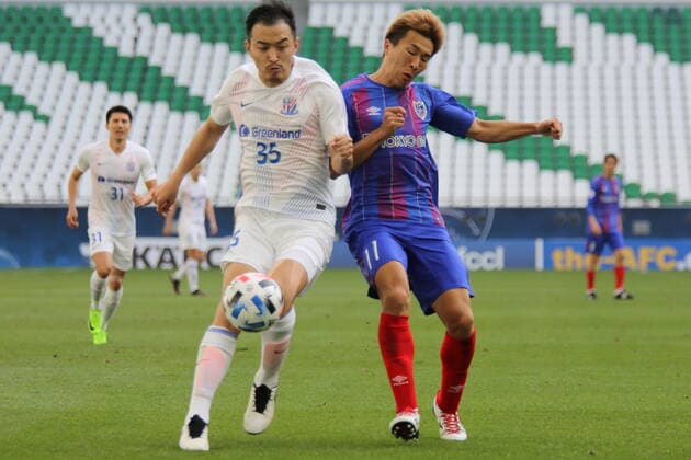 DOHA, QATAR - NOVEMBER 24: Xiaoting Feng tussles with Kensuke Nagai of FC Tokyo during the AFC Champions League Group F match between FC Tokyo and Shanghai Shenhua at the Education City Stadium on November 24, 2020 in Doha, Qatar. (Photo by Colin McPhedran) SPO, SOC, FOC  Copyright: xColinxMcPhedran