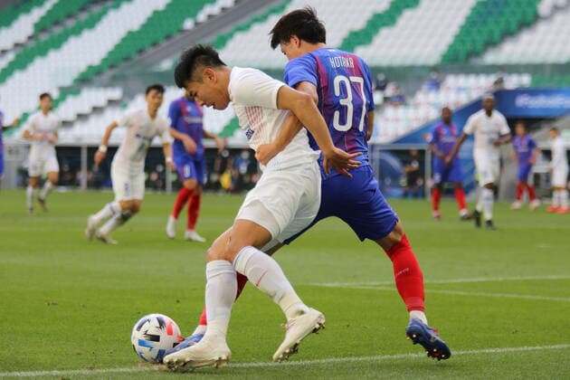 DOHA, QATAR - NOVEMBER 24: Hanchao Yu of Shanghai Shenhua shields the ball from Hotaka Nakamura of FC Tokyo during the AFC Champions League Group F match between FC Tokyo and Shanghai Shenhua at the Education City Stadium on November 24, 2020 in Doha, Qatar. (Photo by Colin McPhedran) SPO, SOC, FOC  Copyright: xColinxMcPhedran