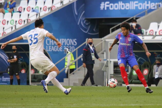DOHA, QATAR - NOVEMBER 24: Leandro of FC Tokyo during the AFC Champions League Group F match between FC Tokyo and Shanghai Shenhua at the Education City Stadium on November 24, 2020 in Doha, Qatar. (Photo by Colin McPhedran) SPO, SOC, FOC  Copyright: xColinxMcPhedran