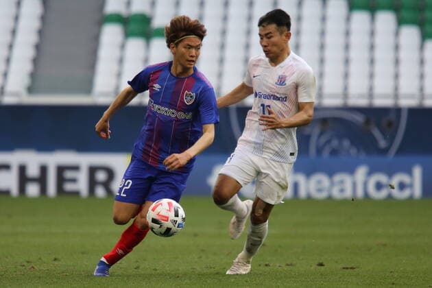 DOHA, QATAR - NOVEMBER 24: Takumi Nakamura of FC Tokyo and Hanchao Yu of Shanghai Shenhua during the AFC Champions League Group F match between FC Tokyo and Shanghai Shenhua at the Education City Stadium on November 24, 2020 in Doha, Qatar. (Photo by Colin McPhedran) SPO, SOC, FOC  Copyright: xColinxMcPhedran