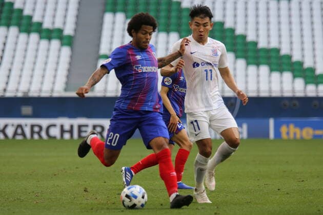 DOHA, QATAR - NOVEMBER 24: Leandro of FC Tokyo and Hanchao Yu of Shanghai Shenhua during the AFC Champions League Group F match between FC Tokyo and Shanghai Shenhua at the Education City Stadium on November 24, 2020 in Doha, Qatar. (Photo by Colin McPhedran) SPO, SOC, FOC  Copyright: xColinxMcPhedran