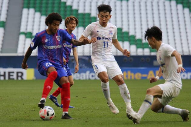 DOHA, QATAR - NOVEMBER 24: Leandro of FC Tokyo and Hanchao Yu of Shanghai Shenhua during the AFC Champions League Group F match between FC Tokyo and Shanghai Shenhua at the Education City Stadium on November 24, 2020 in Doha, Qatar. (Photo by Colin McPhedran) SPO, SOC, FOC  Copyright: xColinxMcPhedran