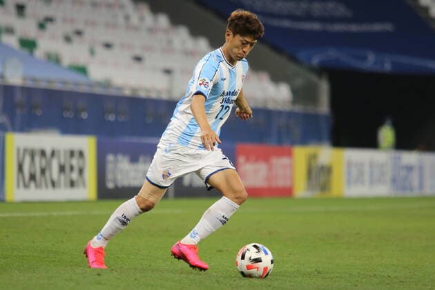 DOHA, QATAR - NOVEMBER 24: Lee Chung Yong of Ulsan Hyundai during the AFC Champions League Group F match between Perth Glory and Ulsan Hyundai at the Education City Stadium on November 24, 2020 in Doha, Qatar. (Photo by Colin McPhedran) SPO, SOC, FOC  Copyright: xColinxMcPhedran