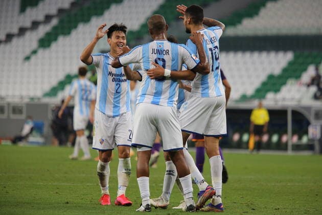 DOHA, QATAR - NOVEMBER 24: Gleidionor Figueiredo Pintox teammates celebrates his goal that wins the game for Ulsan Hyundai during the AFC Champions League Group F match between Perth Glory and Ulsan Hyundai at the Education City Stadium on November 24, 2020 in Doha, Qatar. (Photo by Colin McPhedran) SPO, SOC, FOC  Copyright: xColinxMcPhedran