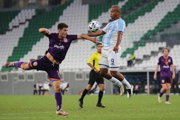 DOHA, QATAR - NOVEMBER 24: Gleidionor Figueiredo Pinto of Ulsan Hyundai and Luke Bondar of Perth Glory during the AFC Champions League Group F match between Perth Glory and Ulsan Hyundai at the Education City Stadium on November 24, 2020 in Doha, Qatar. (Photo by Colin McPhedran) SPO, SOC, FOC  Copyright: xColinxMcPhedran