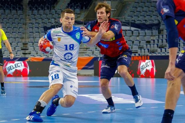Uwe Gensheimer (Rhein Neckar Löwen Nr.3) in der Abwehr gegen Josip Peric (HC Eurofarm Pelister Nr.18) im Angriff - beim EHF European League Men 2020 21 Spiel: Rhein Neckar Loewen gegen HC Eurofarm Pelister am 24.11.2020 in der SAP-Arena in Mannheim Mannheim. 24.11.20 Handball , 24.11.2020, Mannheim (Deutschland)