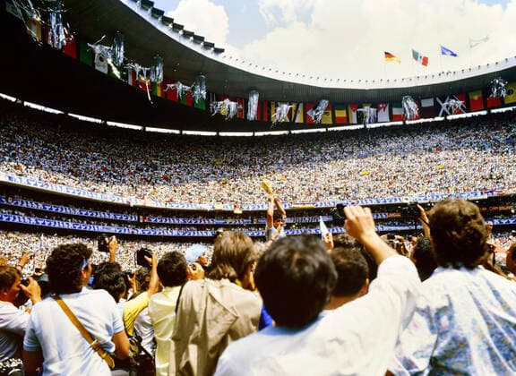 1 Jahr bis WM 2022: Historie, Stadien und Architektur 29.06.86 Argentinien - Deutschland Mexiko, Mexiko-Stadt, 29.06.1986, Fussball, FIFA WM 1986 in Mexiko, Finale, Argentinien - DFB Deutschland (3:2): Diego Maradona (Argentinien) mit dem WM-Pokal.