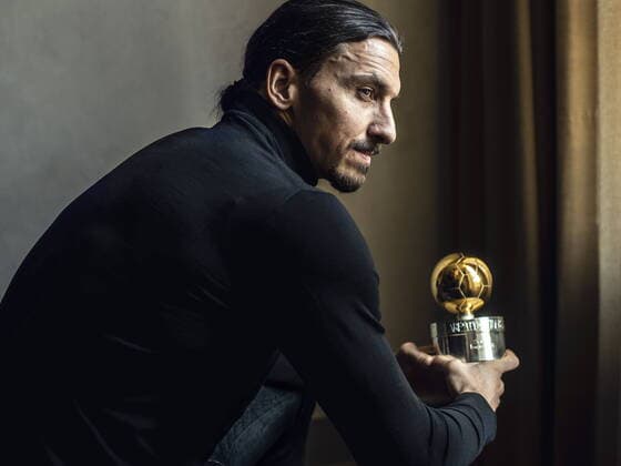 Fußball, Zlatan Ibrahimovic Fotoshooting mit dem Golden Ball von Schweden Zlatan Ibrahimovic won Swedish football s Golden Ball 2020 for a record-extending 12th time in an online awards ceremony held in Stockholm, Sweden, on Monday November 24, 2020. Zlatan was photgraphed in Milan with the award. Milano ITALY x2512x Copyright: xORRExPONTUS Aftonbladetx ZLATAN IBRAHIMOVIC