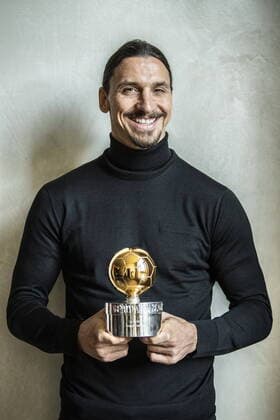 Fußball, Zlatan Ibrahimovic Fotoshooting mit dem Golden Ball von Schweden Zlatan Ibrahimovic won Swedish football s Golden Ball 2020 for a record-extending 12th time in an online awards ceremony held in Stockholm, Sweden, on Monday November 24, 2020. Zlatan was photgraphed in Milan with the award. Milano ITALY x2512x Copyright: xORRExPONTUS Aftonbladetx ZLATAN IBRAHIMOVIC