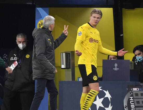Trainer Lucien Favre (Borussia Dortmund) zeigt Erling Haaland (Borussia Dortmund) seine zwei Treffer an 24.11.2020, Fussball, UEFA Champions League, Saison 2020 2021, 4. Spieltag, Borussia Dortmund - Club Brügge 3:0 Foto: TEAM2sportphoto Dortmund Nordrhein Westfalen Deutschland