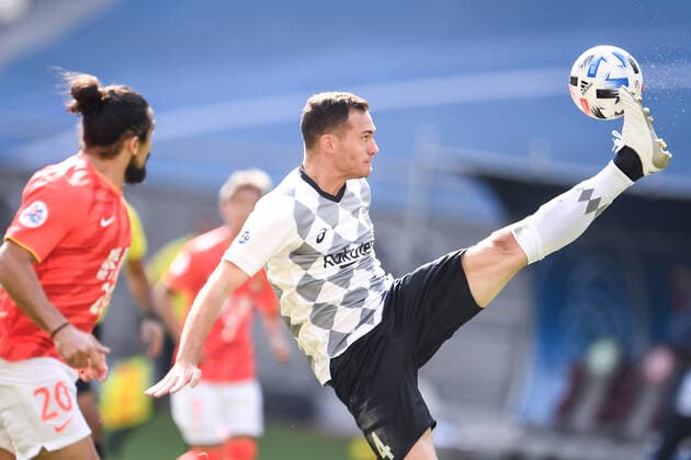 Belgian professional footballer Thomas Vermaelen of Vissel Kobe, right, kicks the ball during the group match of 20 21 AFC Champions League (ACL) against Guangzhou Evergrande Taobao F.C., Doha city, Qatar, 25 November 2020. Guangzhou Evergrande Taobao F.C. was defeated by Vissel Kobe with 1-3.