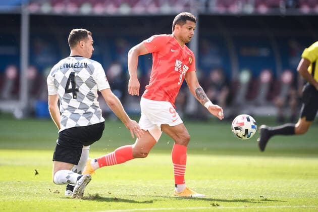 Brazilian-born Chinese football player Elkeson de Oliveira Cardoso, known in Chinese as Ai Kesen, of Guangzhou Evergrande Taobao F.C., right, keeps the ball during the group match of 20 21 AFC Champions League (ACL) against Vissel Kobe, Doha city, Qatar, 25 November 2020. Guangzhou Evergrande Taobao F.C. was defeated by Vissel Kobe with 1-3.
