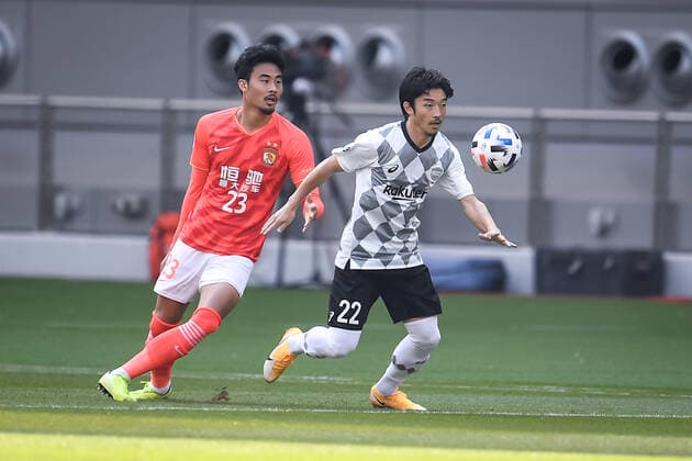 South Korean football player Park Ji-Sui of Guangzhou Evergrande Taobao F.C., left, attempts to steal the ball from Japanese footballer Daigo Nishi of Vissel Kobe, right, during the group match of 20 21 AFC Champions League (ACL), Doha city, Qatar, 25 November 2020. Guangzhou Evergrande Taobao F.C. was defeated by Vissel Kobe with 1-3.