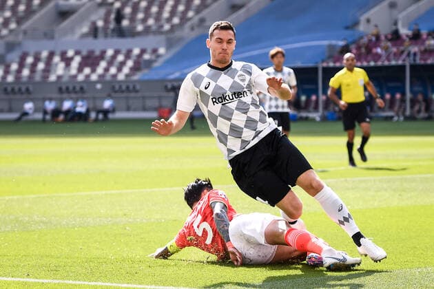 Belgian professional footballer Thomas Vermaelen of Vissel Kobe, right, falls during the group match of 20 21 AFC Champions League (ACL) against Guangzhou Evergrande Taobao F.C., Doha city, Qatar, 25 November 2020. Guangzhou Evergrande Taobao F.C. was defeated by Vissel Kobe with 1-3.