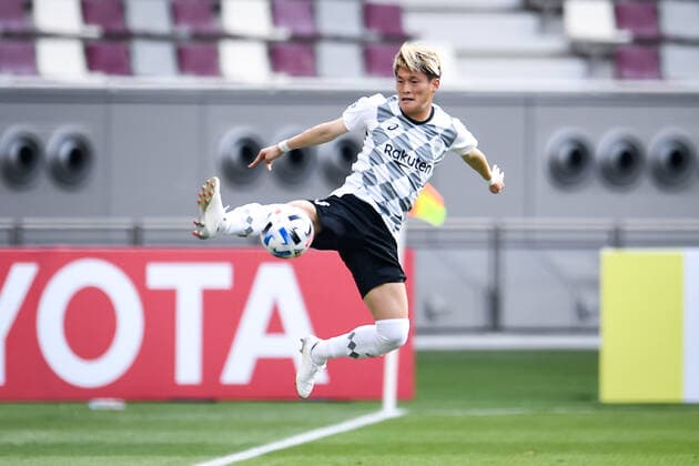 Japanese footballer Kyogo Furuhashi of Vissel Kobe stops the ball during the group match of 20 21 AFC Champions League (ACL) against Guangzhou Evergrande Taobao F.C., Doha city, Qatar, 25 November 2020. Guangzhou Evergrande Taobao F.C. was defeated by Vissel Kobe with 1-3.
