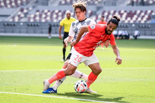 Brazilian-born Chinese football player Aloisio dos Santos Goncalves, known in Chinese as Luo Guofu, of Guangzhou Evergrande Taobao F.C., right, protects the ball from American-born Japanese footballer of German descent Gotoku Sakai of Vissel Kobe, left, during the group match of 20 21 AFC Champions League (ACL), Doha city, Qatar, 25 November 2020. Guangzhou Evergrande Taobao F.C. was defeated by Vissel Kobe with 1-3.
