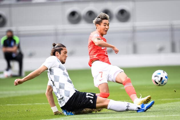 Japanese footballer Ryuho Kikuchi of Vissel Kobe, left, attempts to steal the ball during the group match of 20 21 AFC Champions League (ACL) against Guangzhou Evergrande Taobao F.C., Doha city, Qatar, 25 November 2020. Guangzhou Evergrande Taobao F.C. was defeated by Vissel Kobe with 1-3.