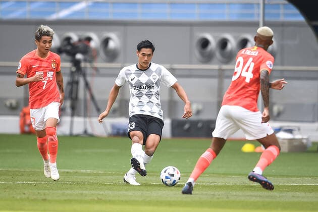 Japanese footballer Tetsushi Yamakawa of Vissel Kobe, middle, keeps the ball during the group match of 20 21 AFC Champions League (ACL) against Guangzhou Evergrande Taobao F.C., Doha city, Qatar, 25 November 2020. Guangzhou Evergrande Taobao F.C. was defeated by Vissel Kobe with 1-3.